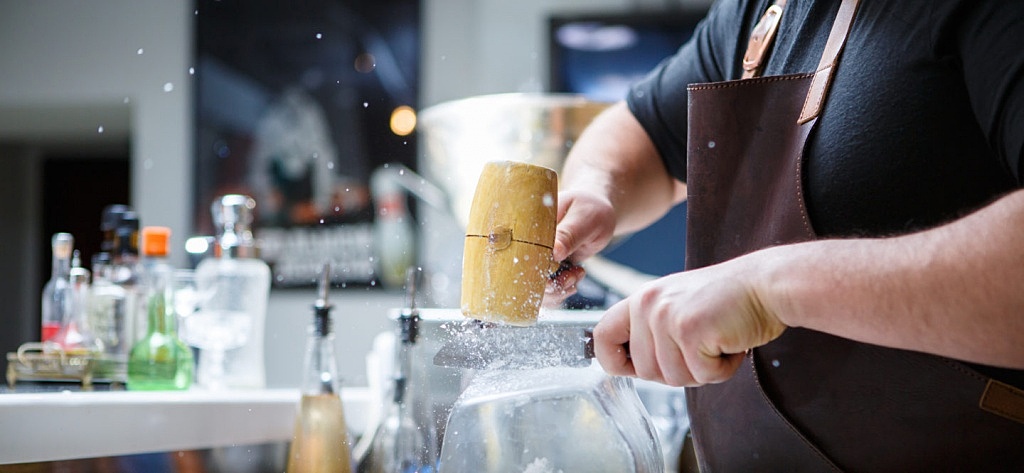 bigstock-Bartender-breaks-ice-with-wood-124778999-2-1440x666.jpg bigstock-Bartender-breaks-ice-with-wood-124778999-2-1440x666.jpg